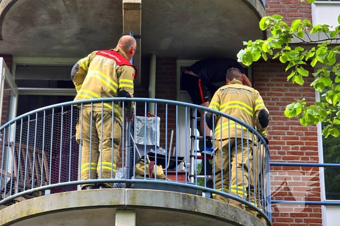 Kind sluit moeder op balkon buiten, brandweer schiet te hulp