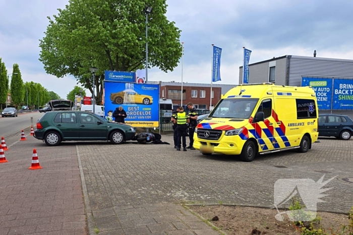 Opzittenden scooter ten val na aanrijding met auto