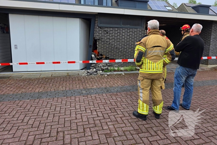 Auto ramt woning, muur ontzet