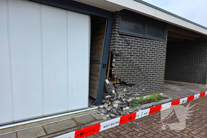 Auto ramt woning, muur ontzet