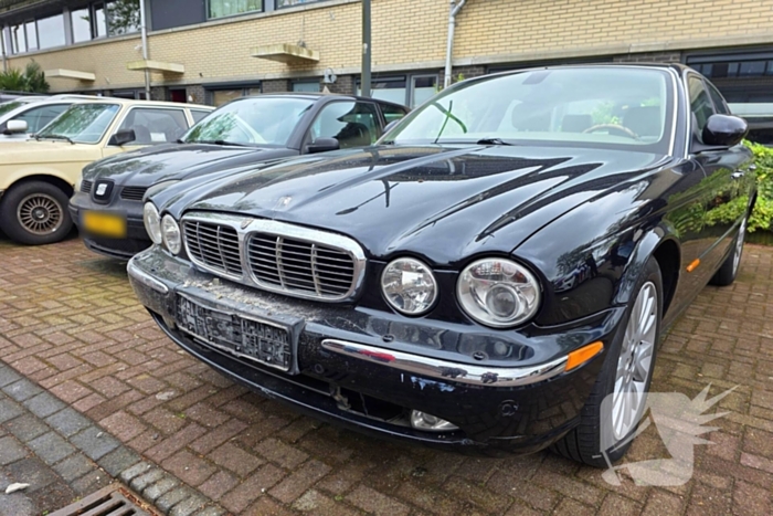 Auto ramt woning, muur ontzet