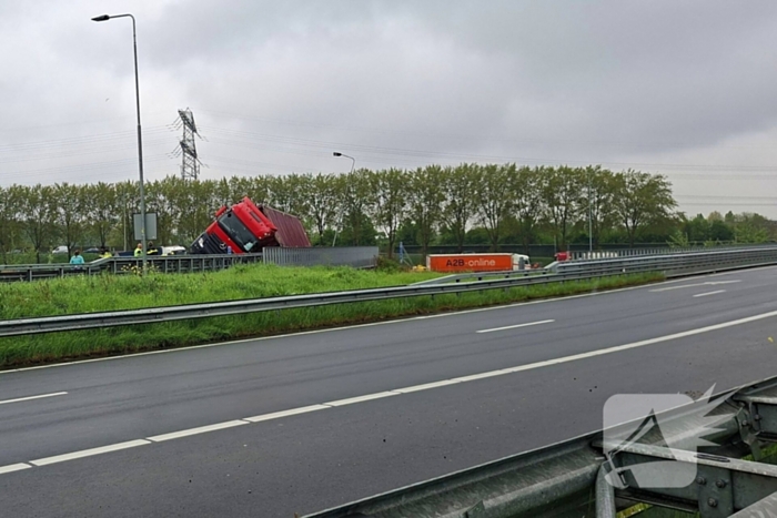 Verkeersoverlast door gekantelde vrachtwagen