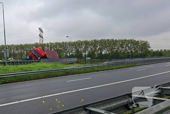 Verkeersoverlast door gekantelde vrachtwagen