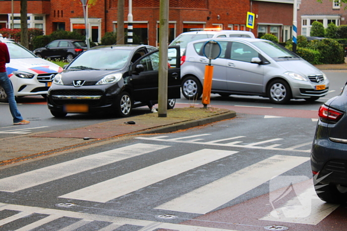 Fietser gewond en barst in ruit na botsing