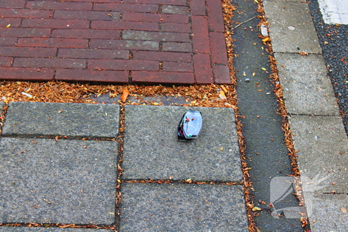 Fietser gewond en barst in ruit na botsing