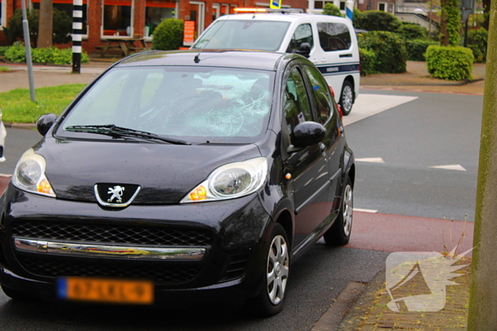 Fietser gewond en barst in ruit na botsing