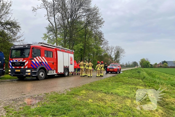 Tractor veroorzaakt brand in loods, brandweer groots opgeroepen