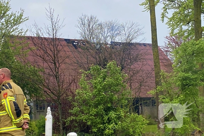 Tractor veroorzaakt brand in loods, brandweer groots opgeroepen