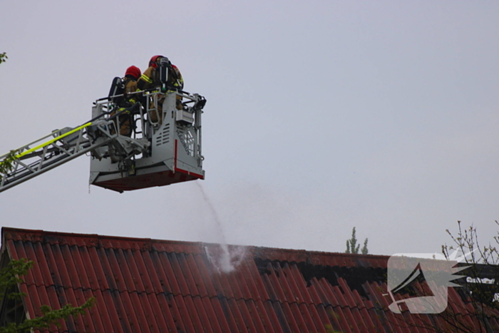 Tractor veroorzaakt brand in loods, brandweer groots opgeroepen