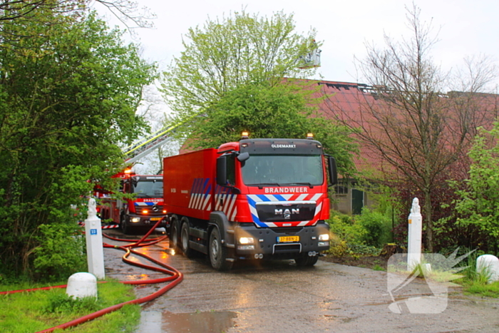 Tractor veroorzaakt brand in loods, brandweer groots opgeroepen