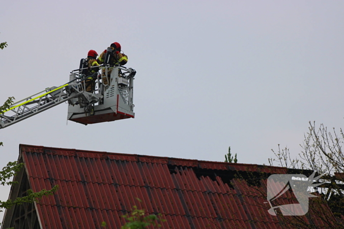 Tractor veroorzaakt brand in loods, brandweer groots opgeroepen
