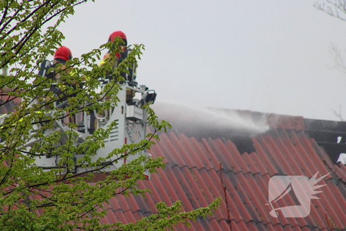 Tractor veroorzaakt brand in loods, brandweer groots opgeroepen