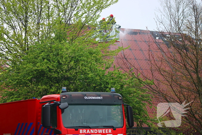 Tractor veroorzaakt brand in loods, brandweer groots opgeroepen