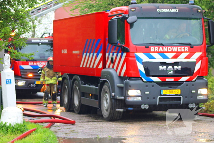 Tractor veroorzaakt brand in loods, brandweer groots opgeroepen