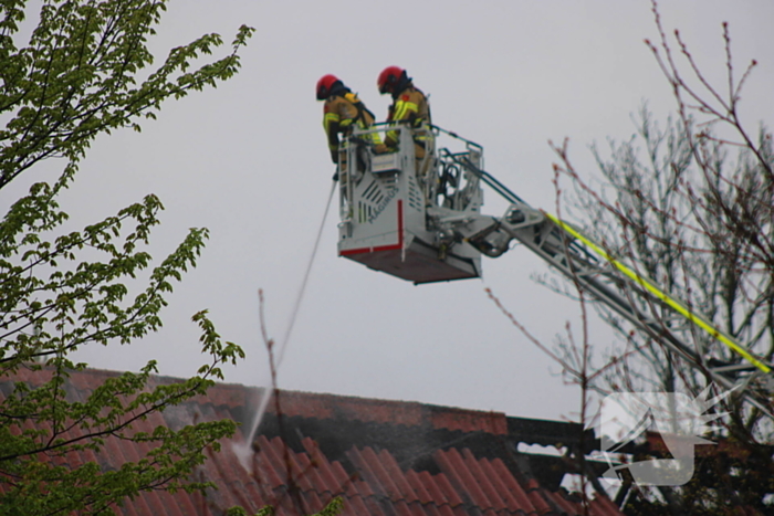 Tractor veroorzaakt brand in loods, brandweer groots opgeroepen
