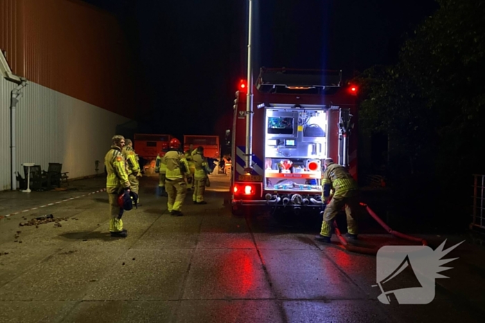 Tractor veroorzaakt brand in loods, brandweer groots opgeroepen