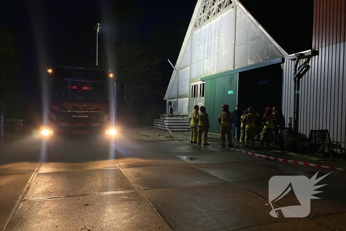 Tractor veroorzaakt brand in loods, brandweer groots opgeroepen