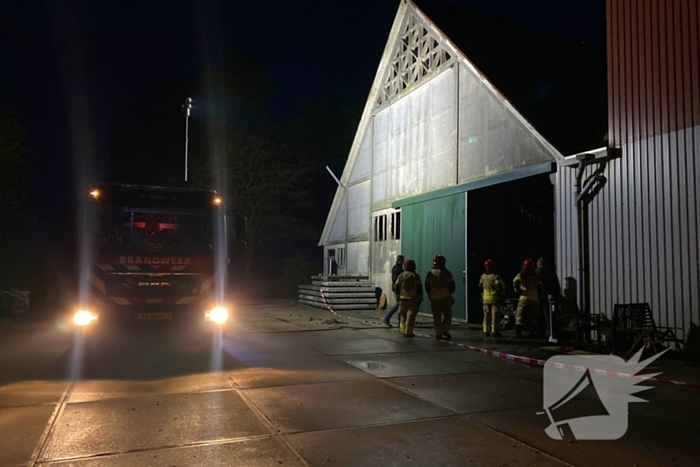 Tractor veroorzaakt brand in loods, brandweer groots opgeroepen