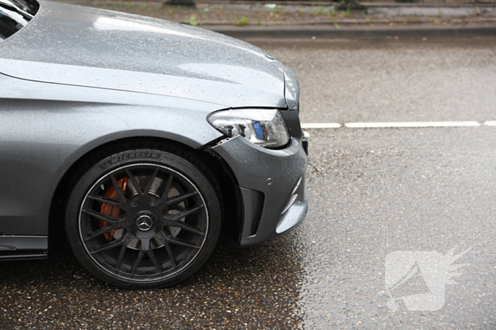 Aanrijding tussen vier auto's op rotonde