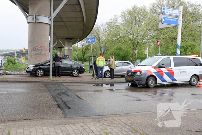 Aanrijding tussen vier auto's op rotonde