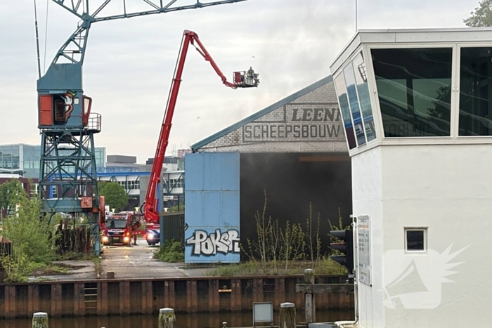 Brand in loods van voormalige scheepswerf