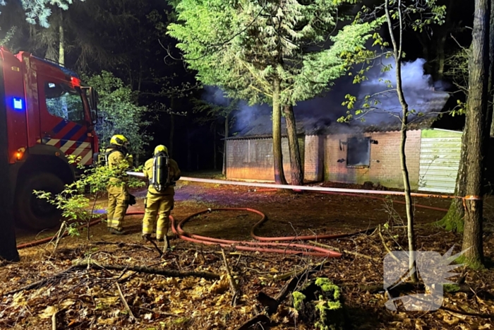 Schuurbrand in bosgebied