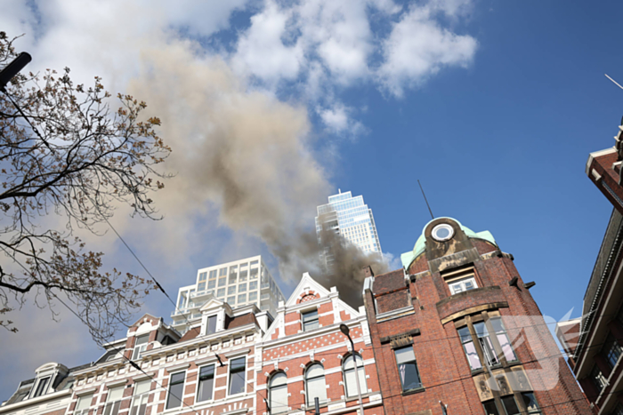 Veel rookontwikkeling bij grote brand in winkelpand