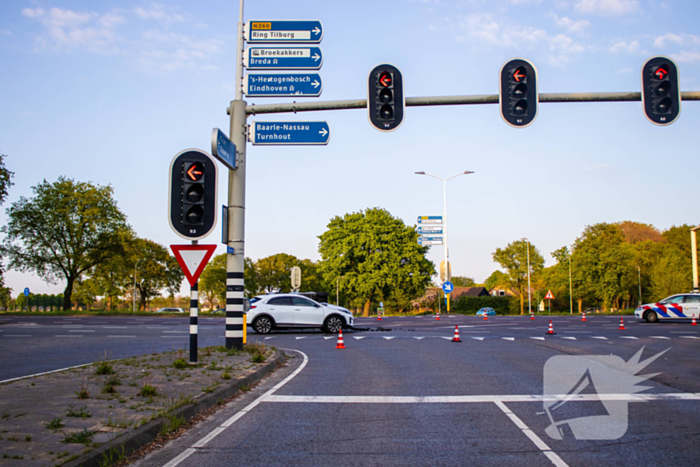 Auto belandt op zijkant bij botsing op drukke kruising