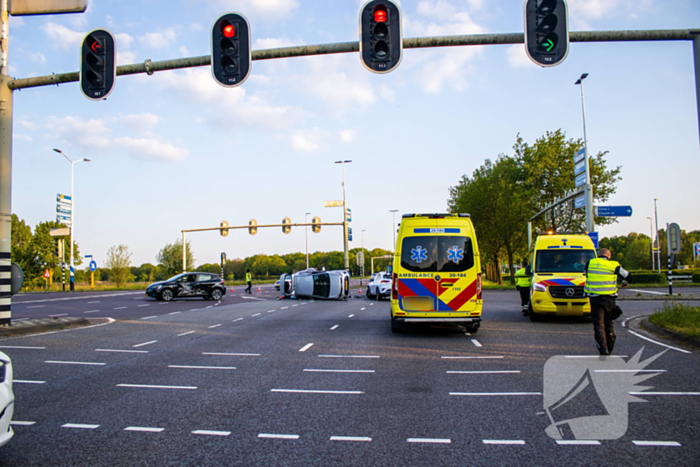 Auto belandt op zijkant bij botsing op drukke kruising