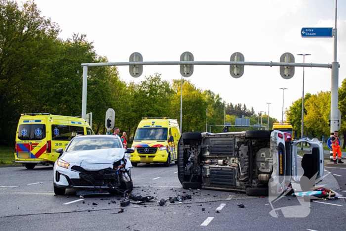 Auto belandt op zijkant bij botsing op drukke kruising