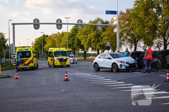 Auto belandt op zijkant bij botsing op drukke kruising