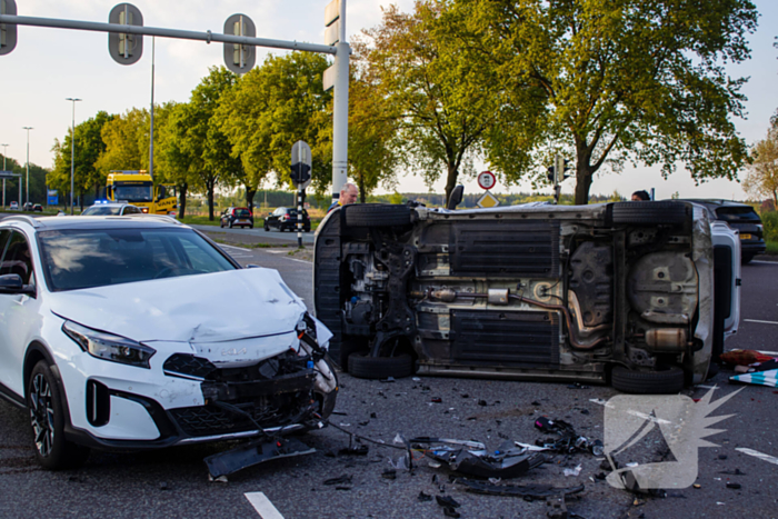 Auto belandt op zijkant bij botsing op drukke kruising
