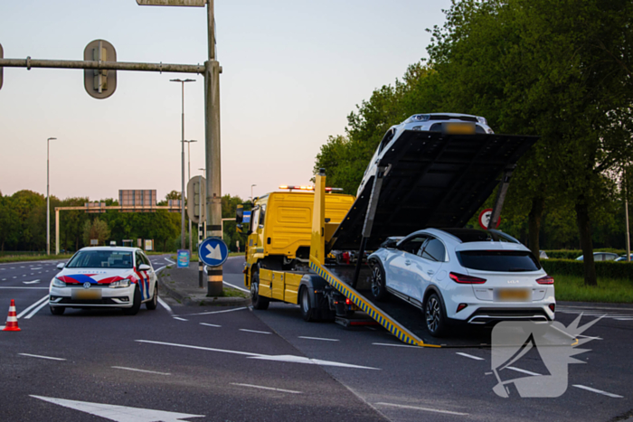 Auto belandt op zijkant bij botsing op drukke kruising