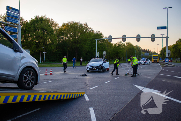 Auto belandt op zijkant bij botsing op drukke kruising