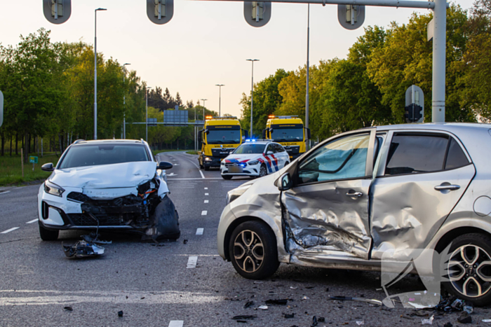 Auto belandt op zijkant bij botsing op drukke kruising