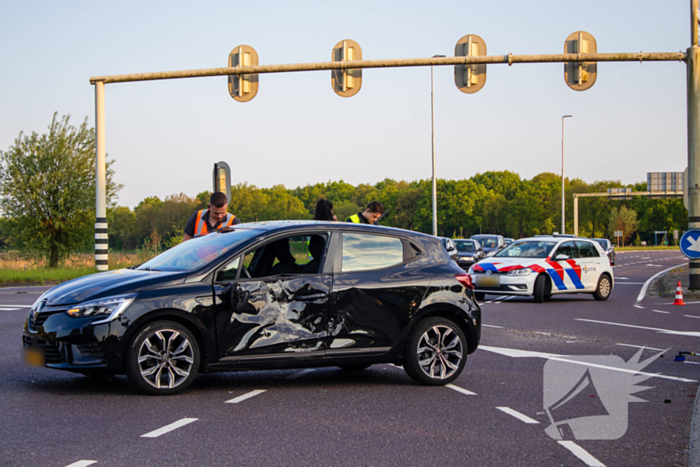 Auto belandt op zijkant bij botsing op drukke kruising