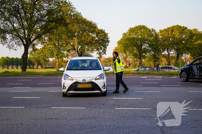 Auto belandt op zijkant bij botsing op drukke kruising