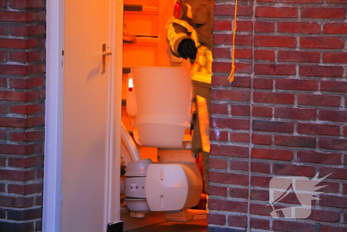 Brandweer klimt naar binnen om vrouw op traplift te bevrijden