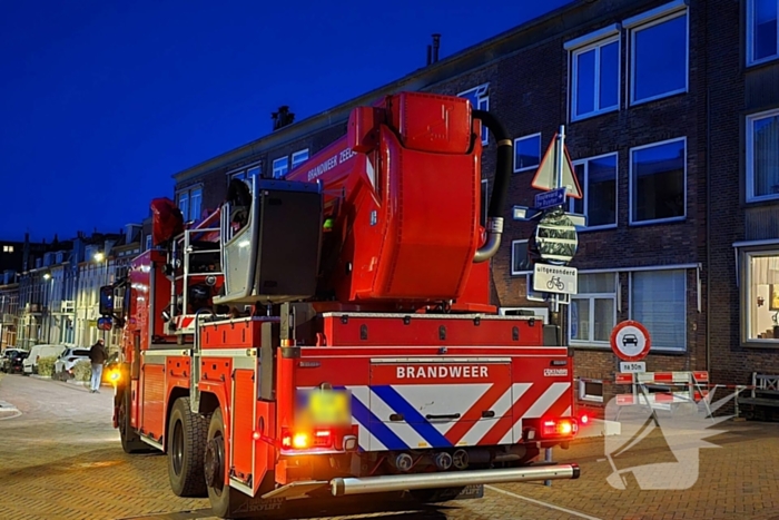 Brokstukken op stoep van gevel