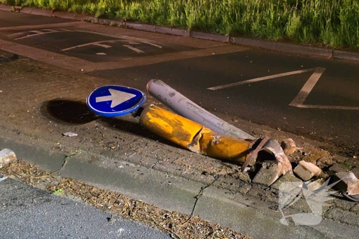 Ravage nadat auto over straatmeubilair rijdt