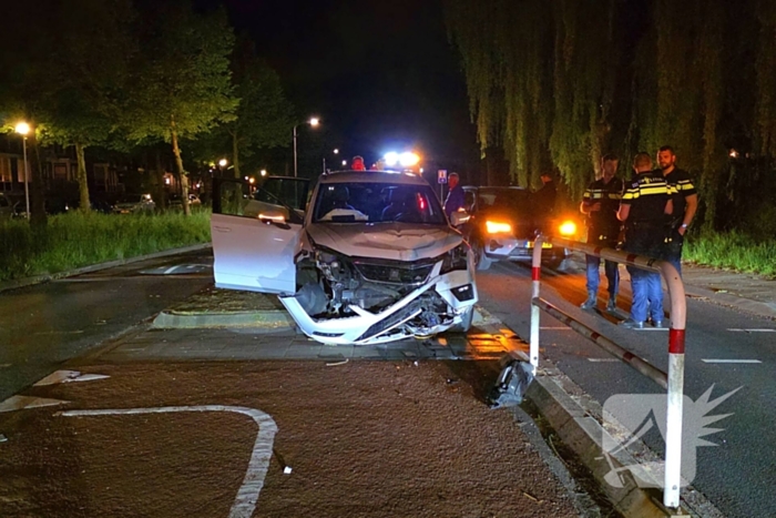 Ravage nadat auto over straatmeubilair rijdt