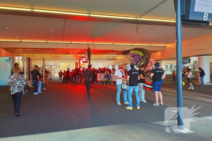 Ultra's Almere houden entrada bij busstation