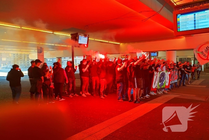 Ultra's Almere houden entrada bij busstation