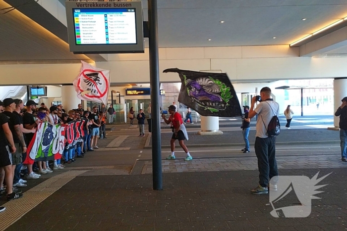 Ultra's Almere houden entrada bij busstation