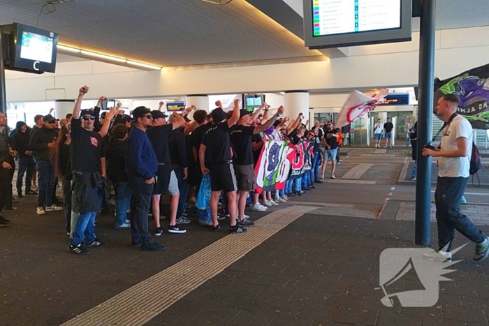 Ultra's Almere houden entrada bij busstation