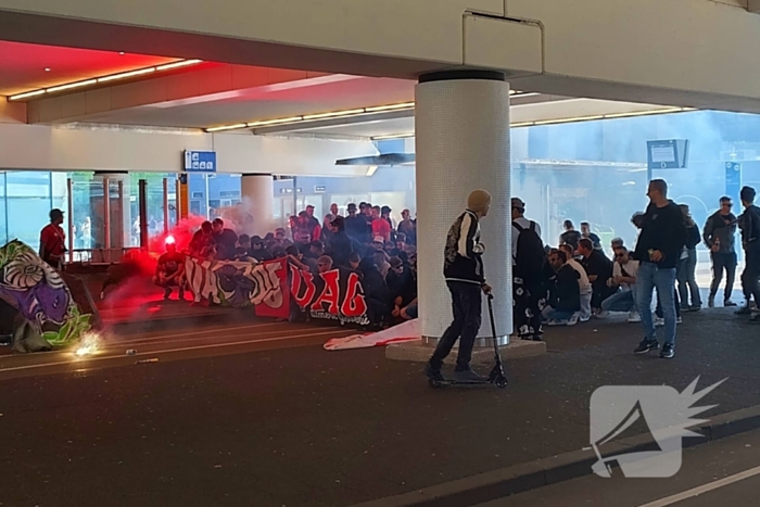 Ultra's Almere houden entrada bij busstation