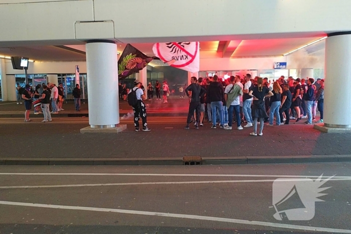 Ultra's Almere houden entrada bij busstation