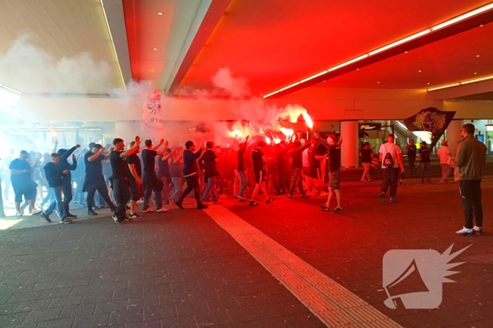 Ultra's Almere houden entrada bij busstation