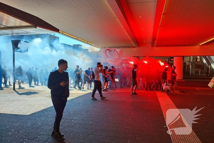 Ultra's Almere houden entrada bij busstation