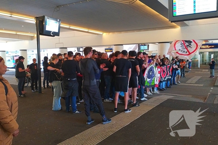 Ultra's Almere houden entrada bij busstation